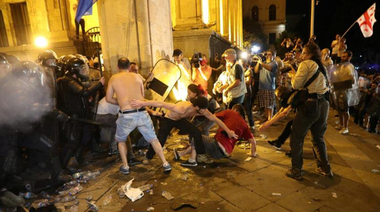 Preşedintele Parlamentului georgian demisionează după o noapte de manifestaţii violente, soldate cu 240 de răniţi; opoziţia îndeamnă la continuarea protestelor