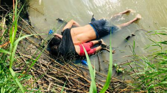 Un tânăr bucătar salvadorian şi fiica sa în vârstă de doi ani se îneacă în Rio Bravo sub privirile soţiei, încercând să treacă în SUA
