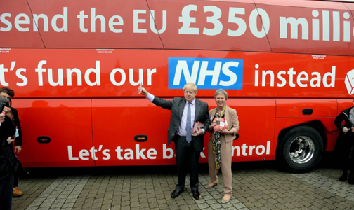 Boris Johnson spune că-i place să se destindă pictând autobuze pe lăzi vechi de lemn şi lasă perpelex Regatul Unit 
