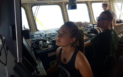Tânăra femeie căpitan a navei umanitare Sea-Watch Carola Rackete îl sfidează pe Salvini şi sparge blocada italiană impusă migranţilor