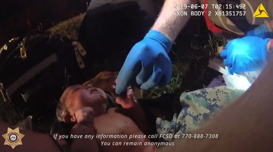 Poliţia din statul american Georgia publică o înregistrare video cu o fată nou-născută abandonată într-o pungă, cu scopul de a-i găsi mama