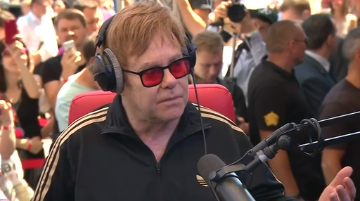 Elton John îl critică pe Putin, după ce preşedintele rus a spus că gândirea liberală este “învechită”