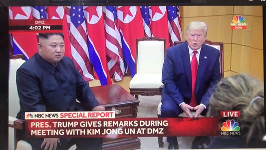 Donald Trump a intrat în Coreea de Nord pentru o întâlnire cu Kim Jong Un  - VIDEO