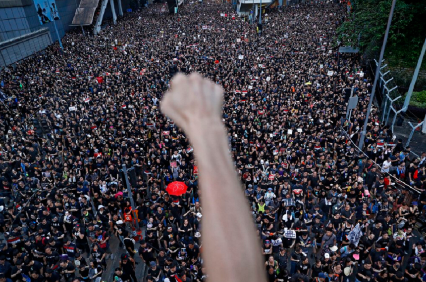Hong Kong: Mii de protestatari, implicaţi în ciocniri cu forţele de ordine, în ziua aniversării reîntoarcerii sub autoritatea Chinei


