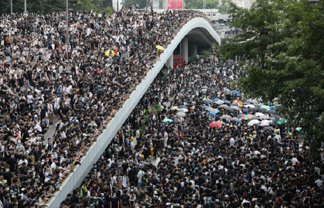 Hong Kong: Protestatarii pătrund în sediul Consiliului Legislativ - VIDEO

