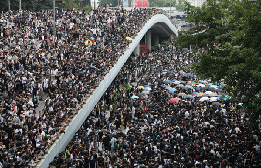 Hong Kong: Protestatarii pătrund în sediul Consiliului Legislativ - VIDEO

