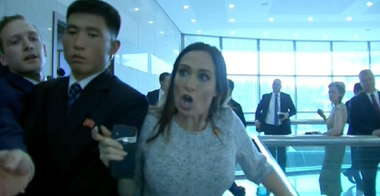 Purtătoarea de cuvânt a Casei Albe Stephanie Grisham, bruscată de agenţi de securitate nord-coreeni în DMZ
