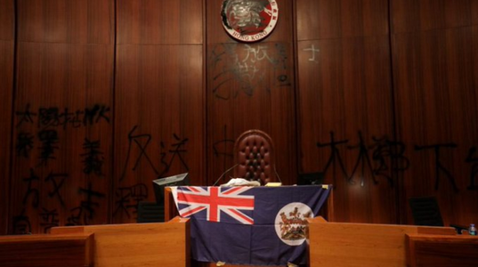 Manifestanţi invadează Parlamentul Hong Kongului şi desfăţoară în hemiciclu steagul colonial britanic