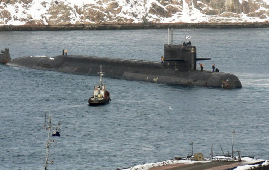 Paisprezece marinari morţi într-un incendiu la bordul submarinului nuclear de cercetare AS-12 ”Loşarik”