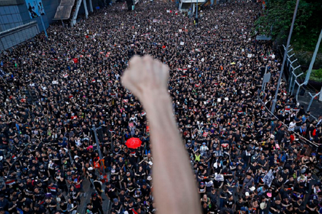 Presa de stat din China dă vina pe amestecul guvernelor occidentale pentru violenţele din Hong Kong