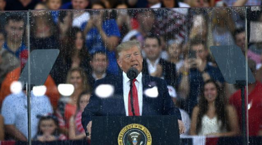 Trump exaltă unitatea de Independence Day, în faţa criticilor, şi sărbătoreşte istoria americanilor pentru care ”nimic nu este imposibil”