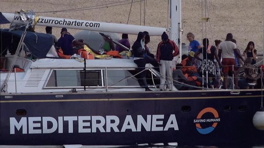Italia: Cei 41 de migranţi de pe nava Alex au debarcat în portul Lampedusa, în ciuda interdicţiei guvernului italian