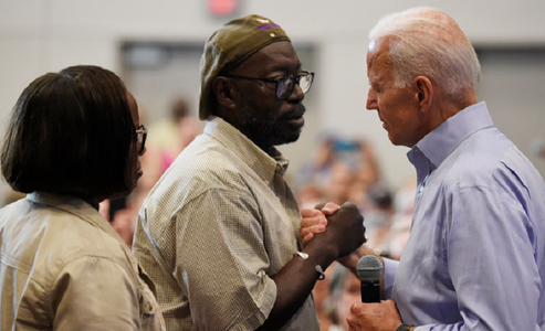 Joe Biden cere scuze în urma unor declaraţii controversate cu privire la legături din trecut cu segregaţionişti