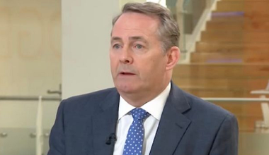 Ministrul britanic al Comerţului, Liam Fox, îi ia apărarea ambasadorului britanic la Washington după ce, conform unor memorii diplomatice, acesta l-a numit pe Trump „incompetent” şi pe administraţia sa ca fiind „disfuncţională”

