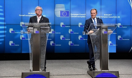 Jean-Claude Juncker şi Donald Tusk vizitează Ucraina şi promit noi ajutoare pentru estul ţării, răvăşit de război
