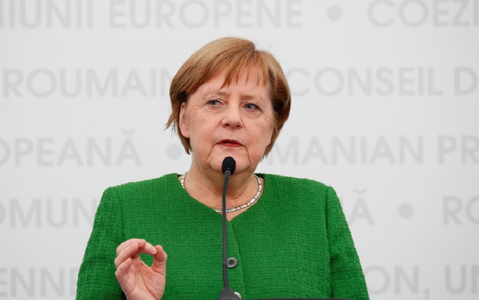După episoadele de tremurat, Angela Merkel a încălcat protocolul şi a stat jos la ceremonia de primire a premierului danez Mette Frederiksen

