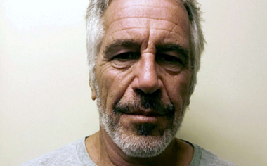Bogatul investitor în fonduri speculative Jeffrey Epstein a încercat să cumpere martori