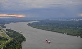 Furtuna Barry, un potenţial uragan, soseşte în statul american Louisiana şi provoacă inundaţii; mii de persoane evacuate