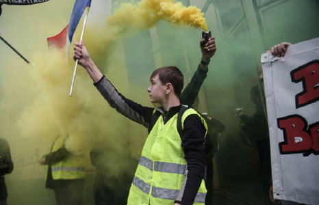 Sute de ”veste galbene” manifestează înainte de Ziua Naţională a Franţei; ”Vrem homar!”, au scandat manifestanţi la Bordeaux