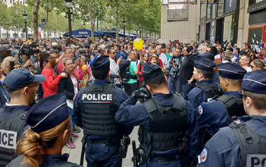 Baloane galbene şi fluierături pe Champs-Elysées pentru Macron de sărbătoarea naţională