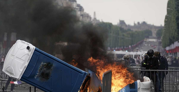 Ordinea, restabilită pe Champs-Élysées; manifestanţi au blocat bulevardul cu bariere metalice şi au incendiat pubele; tensiuni şi reţineri după defilare şi fluierarea lui Macron; poliţia a folosit gaze lacrimogene