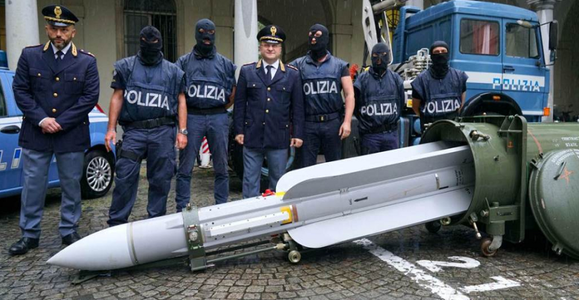Arsenal de război, inclusiv o rachetă de tip ae-aer, confiscat la simpatizanţi ai extremei drepte italiene care au luptat alături de separatişti proruşi în estul Ucrainei