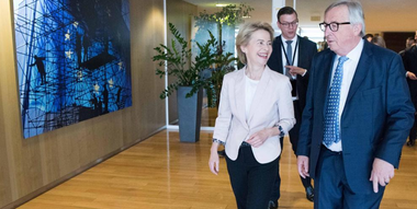 Von der Leyen îşi anunţă demisia de la ministerul german al Apărării, indiferent de rezultatul votului PE marţi asupra nominalizării sale la conducerea Comisiei Europene 
