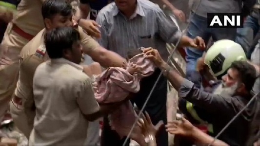 India: Trei persoane au murit şi cel puţin 30 sunt încă prinse sub dărâmături în urma prăbuşirii unei clădiri în Mumbai

