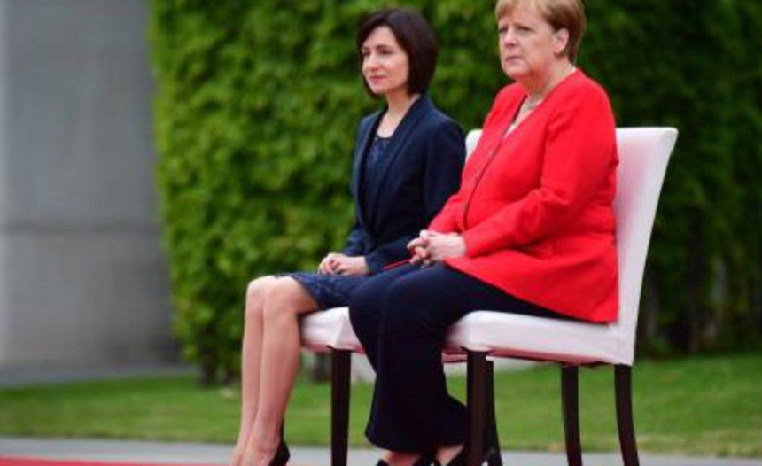 Merkel asistă aşezată, alături de premierul moldovean Maia Sandu, la intonarea imnurilor în faţa Cancelariei