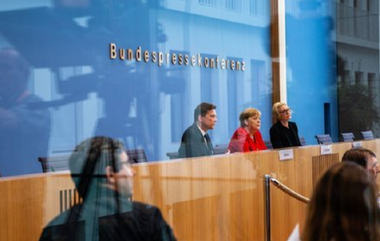 Merkel denunţă, în conferinţa de presă estivală, atacurile lui Trump la adresa unor alese americane şi  îşi exprimă solidaritatea faţă de ele