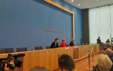 ”Sunt capabilă să-mi exercit funcţia”, dă asigurări Merkel în conferinţa sa de presă estivală, după crizele de tremurat