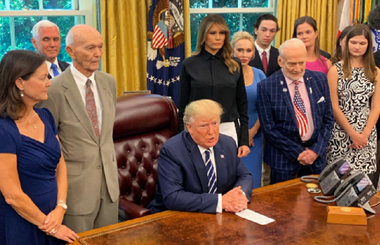 Buzz Aldrin şi Michael Collins, primiţi de Trump la Casa Albă, înainte de marcarea unei jumătăţi de secol de la prima aselenizare umană