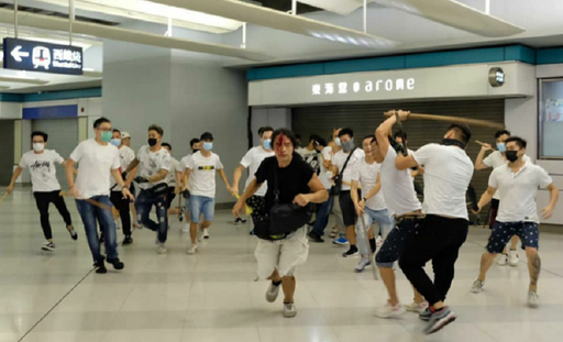 Furia creşte la Hong Kong, în urma unor atacuri la Yuen Long, difuzate pe Facebook, soldate cu 45 de răniţi; autorii violenţelor, suspectaţi că fac parte din triade