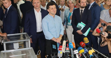 Partidul lui Zelenski obţine singur o majoritate absolută în Parlamentul ucrainean, în alegerile legislative anticipate