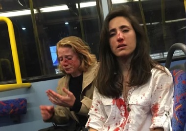 Cei patru adolescenţi din Marea Britanie care au bătut două tinere pentru că au refuzat să se sărute în faţa lor au fost deferiţi justiţiei