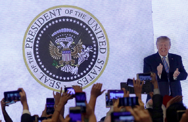 Fals sigiliu prezidenţial, proiectat în timpul unui discurs susţinut de Trump în faţa unor tineri conservatori din cadrul Turning Point USA, observat după două zile