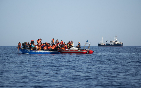 Persoanele salvate de pe nava de migranţi care s-a scufundat pe coasta Libiei sunt ţinute într-un centru care a fost lovit de un raid aerian luna trecută


