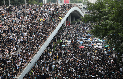 China îşi exprimă susţinerea faţă de guvern şi poliţia locală din Hong Kong şi condamnă protestatarii