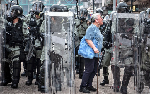 În total, 44 de manifestanţi urmează să fie inculpaţi de participare la revolte în Hong Kong, riscând până la zece ani de închisoare, anunţă poliţia
