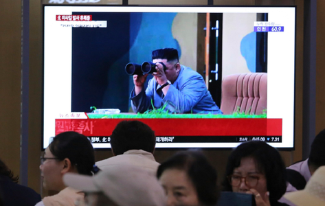 Kim Jong Un a supervizat tirul de testare de miercuri a unui nou sistem de tir multiplu de rachetă