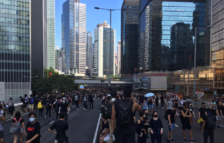 Noi ciocniri la manifestaţii, o grevă generală şi blocarea metroului aruncă Hong Kongul în haos