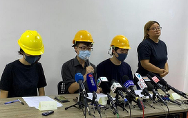 Manifestanţi mascaţi, în faţa presei la Hong Kong, pentru a contracara comunicarea oficială