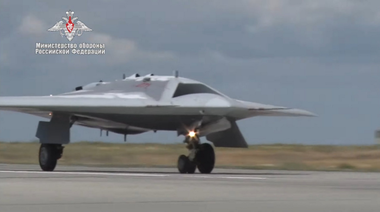 O dronă grea de spionaj invizibilă pe radar, Ohotnik, dezvoltată de compania Suhoi, efectuează cu succesul primul zbor, anunţă armata rusă