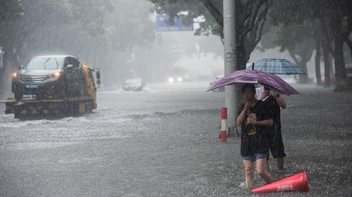 China: 13 persoane au murit, 16 au dispărut după o alunecare de teren cauzată de taifunul Lekima