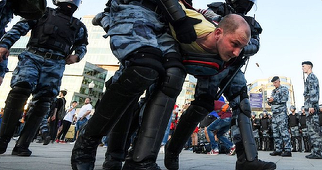 Kremlinul respinge existenţa vreunei ”crize politice” şi apără fermitatea poliţiei în urma manifestaţiilor de la Moscova