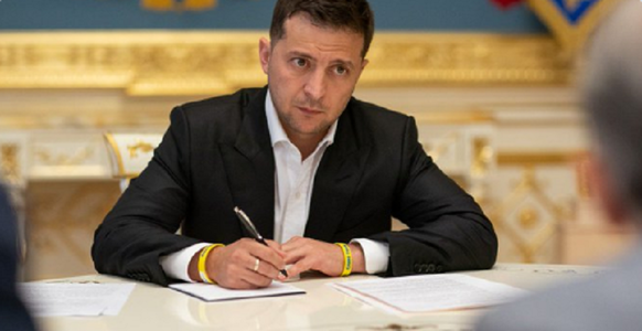 Zelenski semnează un decret prin care ruşii ”persecutaţi” în ţara lor obţin mai uşor cetăţenia ucraineană