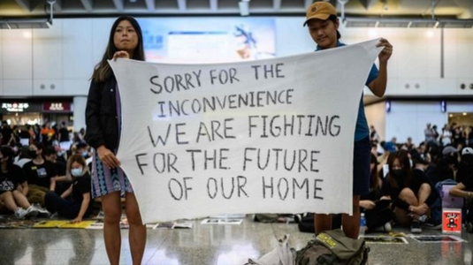 Beijingul denunţă agresiuni ”cvasiteroriste” asupra cetăţenilor săi la Hong Kong în confruntări pe aeroport, care şi-a reluat funcţionarea normală 