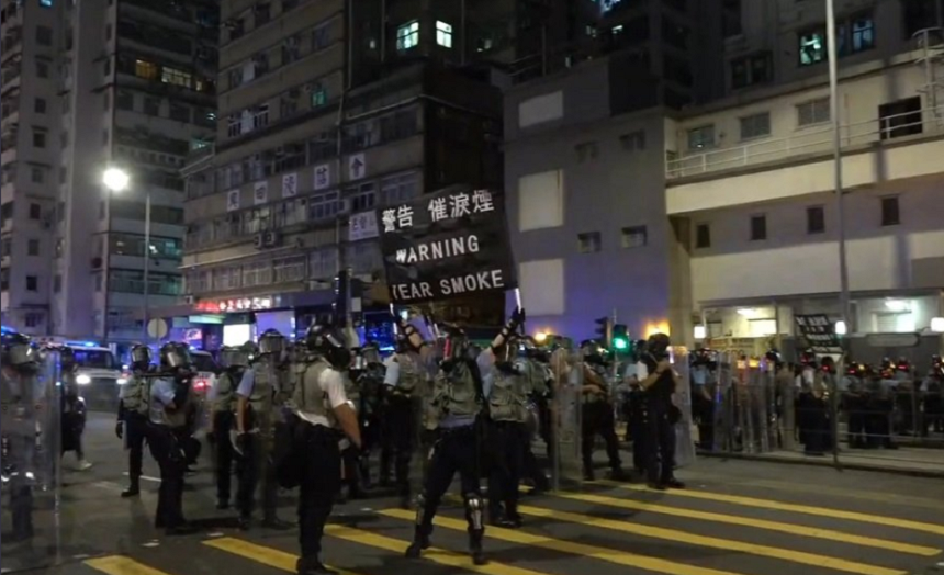 Poliţia din Hong Kong dispersează manifestanţi cu gaze lacrimogene 