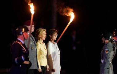 Ursula von der Leyen pleacă de la Berlin cu onoruri militare, pe piesa ”Wind of change” a trupei Scorpions, originară din Hanovra, ca ea