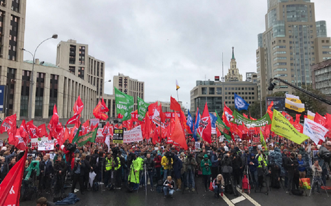 Comuniştii şi liberalii manifestează la Moscova pentru ”alegeri cinstite”